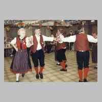 080-2173 10. Treffen vom 1.-3. September 1995 in Loehne - Die Volkstanz- und Gesangsgruppe aus Loehne tanzt und singt fuer uns.JPG